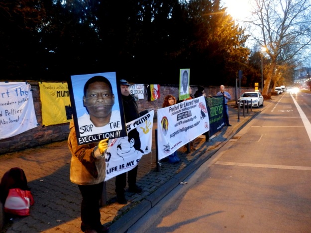 Silent vigil in Frankfurt am Main demanding justice for Rodney Reed, Mumia Abu Jamal, and Leonard Peltier Photo by Free Mumia Coalition, Frankfurt 